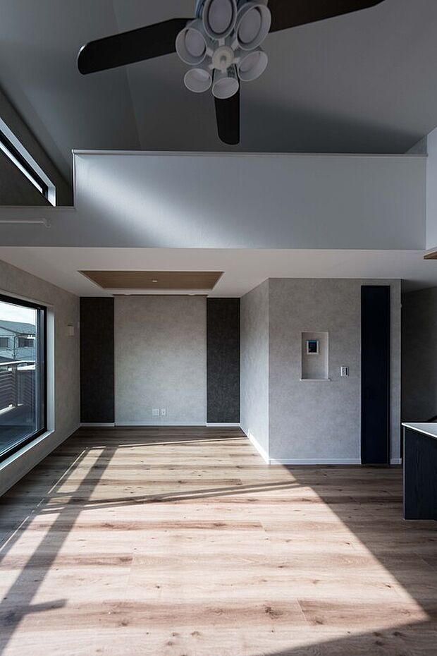 【解放感ある住空間】勾配天井が解放感を演出している明るいリビング。人が集まるリビングという空間に「開放感」という付加価値を与え、人を招きたくなるようなお家です。