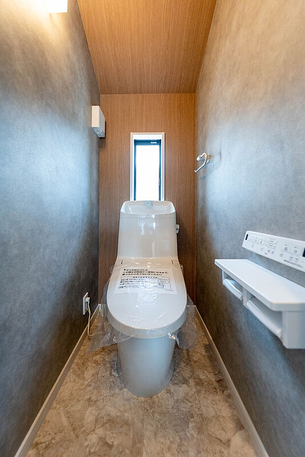 【トイレ】いつも綺麗に清潔に！ウォッシュレット付きトイレです♪もちろん窓も付いてるので空気の入れ替えも楽にできます。