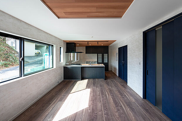 【リビング】子供の笑い声やママとパパの楽しい会話、料理をする音や、テレビの音など当たり前の生活が送ることができる幸せ。そんな幸せをこの家で作り上げてみてはいかがですか。
