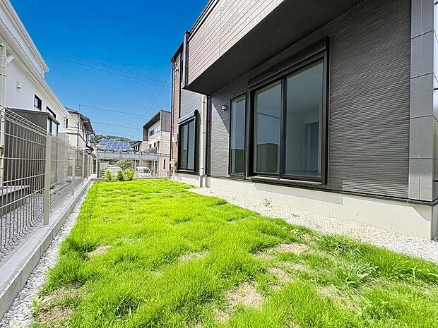 【庭】空が広く感じる庭付きです。家庭菜園も出来る広さがあります♪