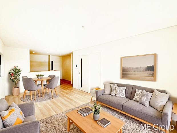 ご家族の賑やかな話し声で包まれる明るいリビング ※家具はCGです