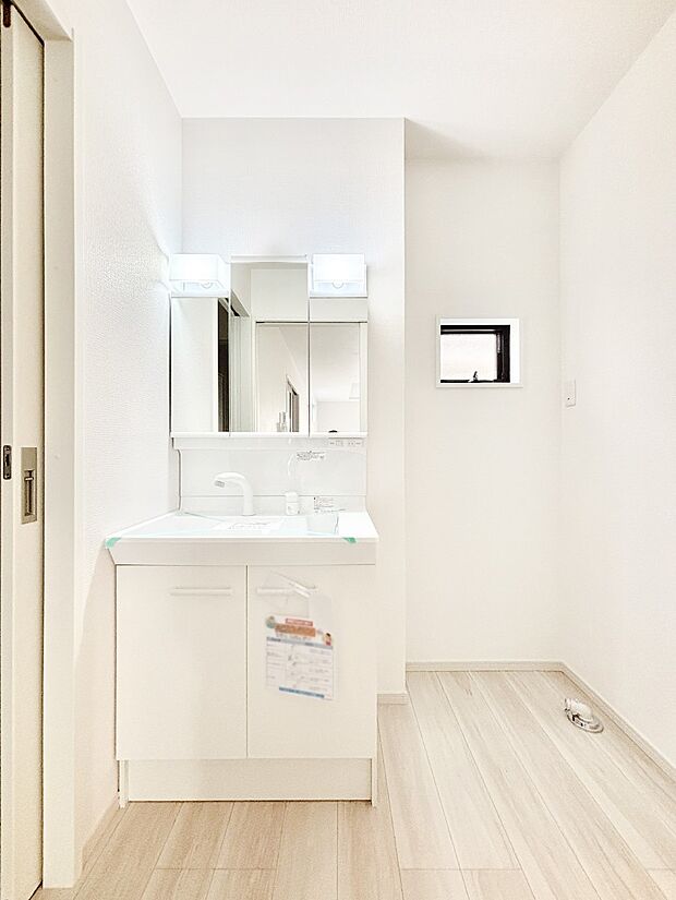 スタイリングに便利な三面鏡、ミラーキャビネットで細かい物スッキリ