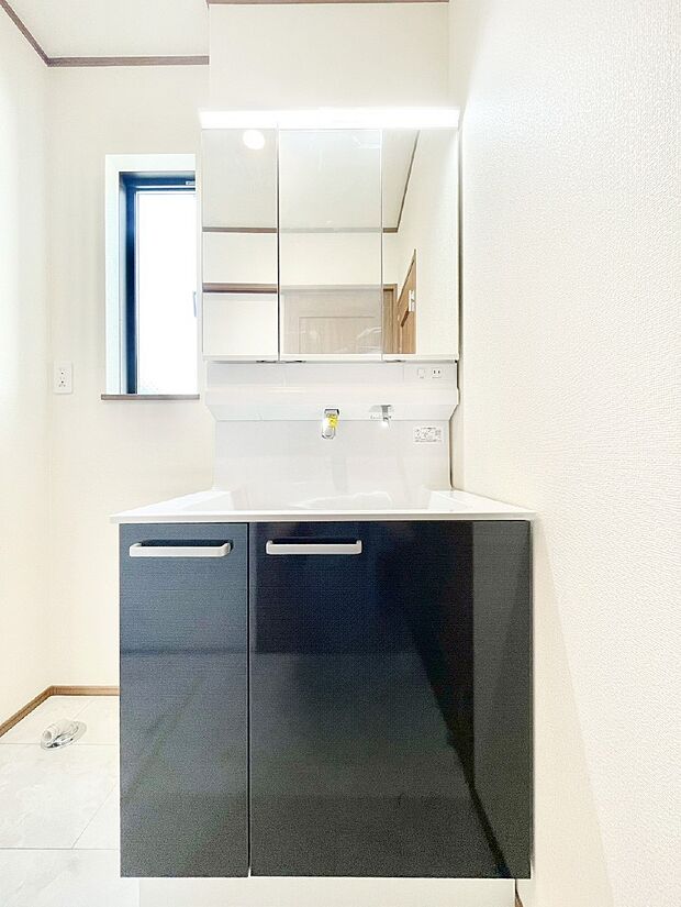 収納力と機能性に優れたお手入れラクラク洗面化粧台!