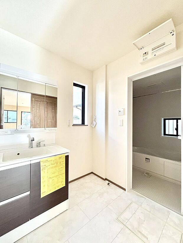 清潔感のある快適空間です。毎日の身支度も気持ち良くお使い頂けます。