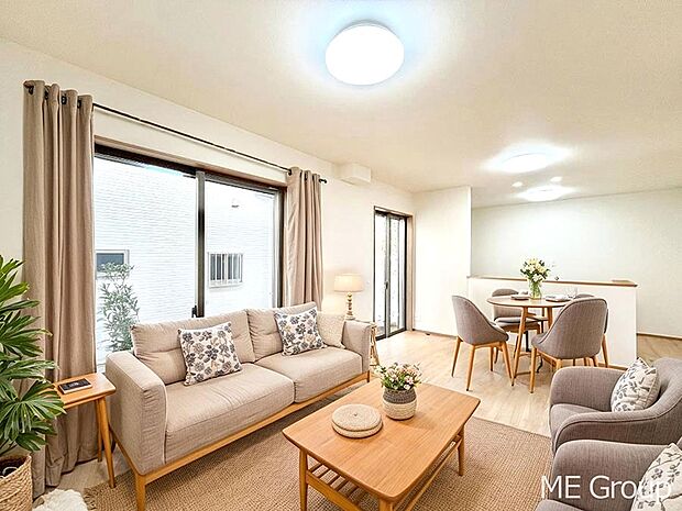 ご家族の賑やかな話し声で包まれる明るいリビング ※家具はCGです