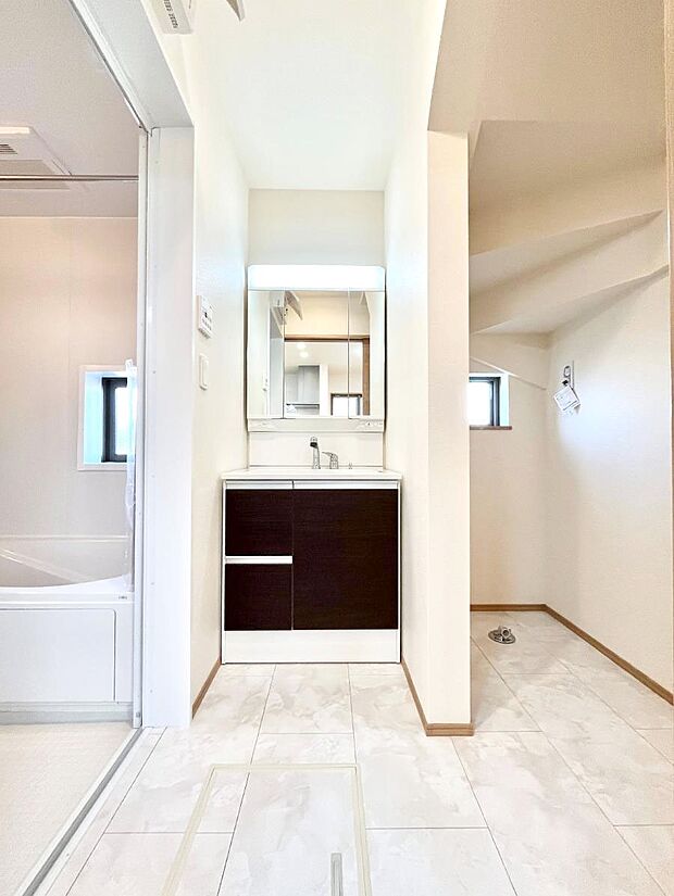 大きく見やすい三面鏡で清潔感ある洗面台は、身だしなみチェックや肌のお手入れにおすすめです。