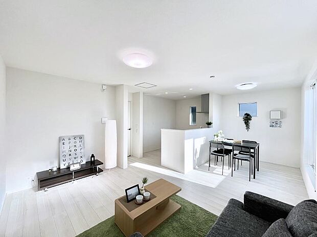 ご家族の賑やかな話し声で包まれる明るいリビング