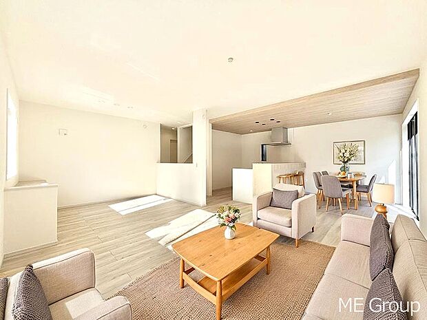 ご家族の賑やかな話し声で包まれる明るいリビング  ※家具はCGです