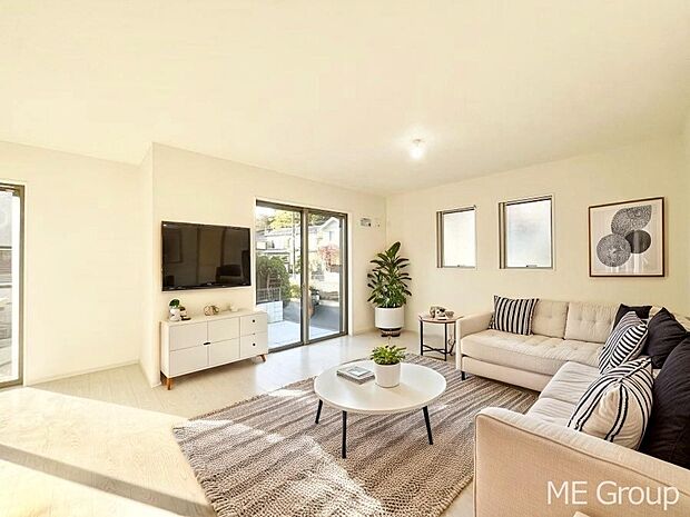 ご家族の賑やかな話し声で包まれる明るいリビング  ※家具はCGです