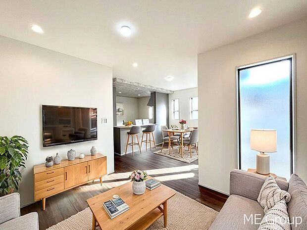 ご家族の賑やかな話し声で包まれる明るいリビング ※家具はCGです