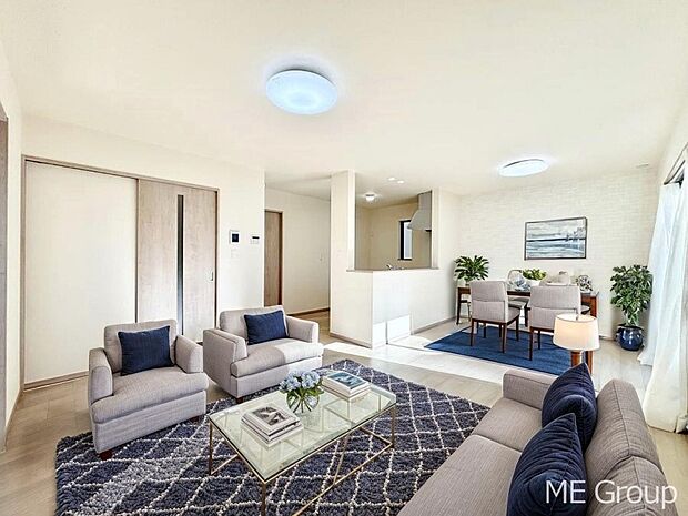 ご家族の賑やかな話し声で包まれる明るいリビング  ※家具はCGです