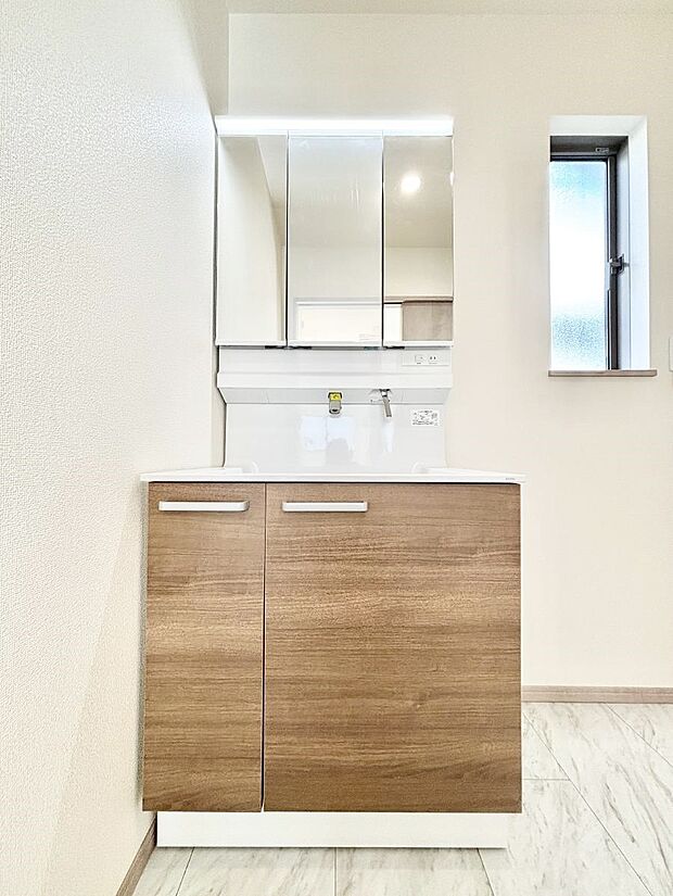 スタイリングに便利な三面鏡、ミラーキャビネットで細かい物スッキリ