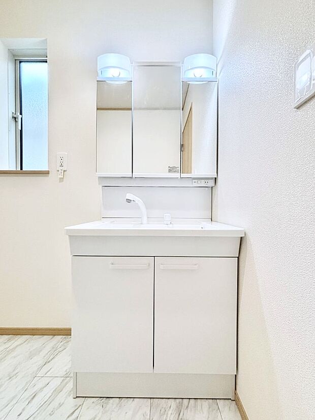 大きく見やすい三面鏡で清潔感ある洗面台は、身だしなみチェックや肌のお手入れにおすすめです。