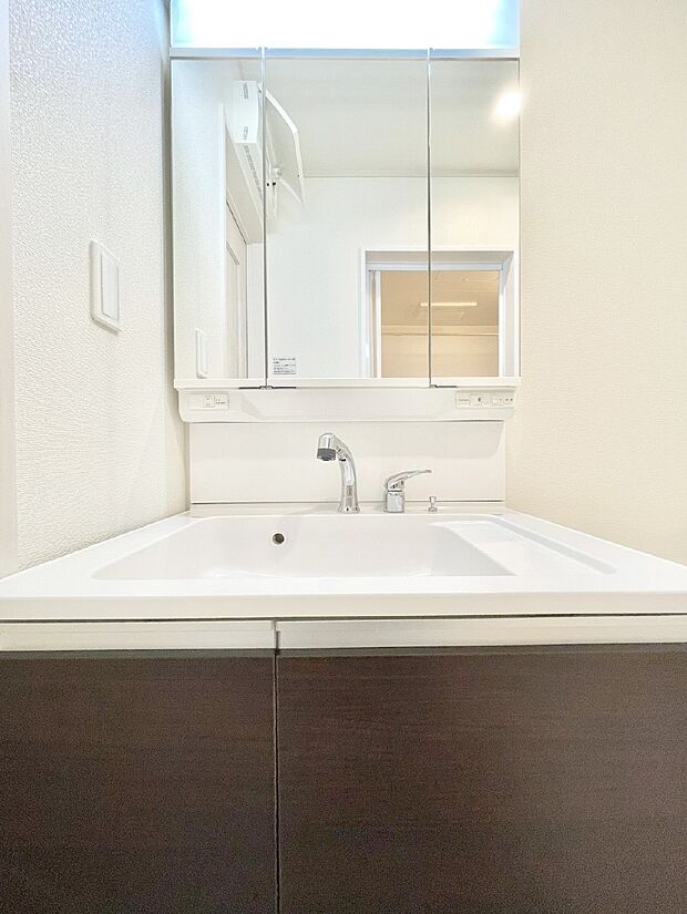 収納力と機能性に優れた洗面化粧台