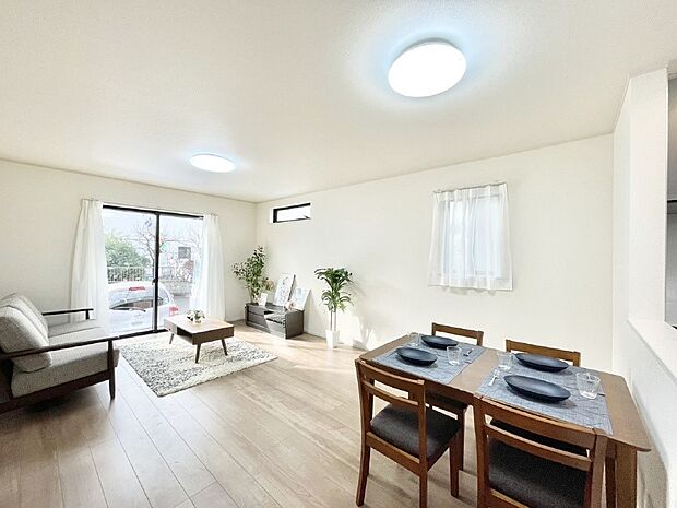 ご家族の賑やかな話し声で包まれる明るいリビング