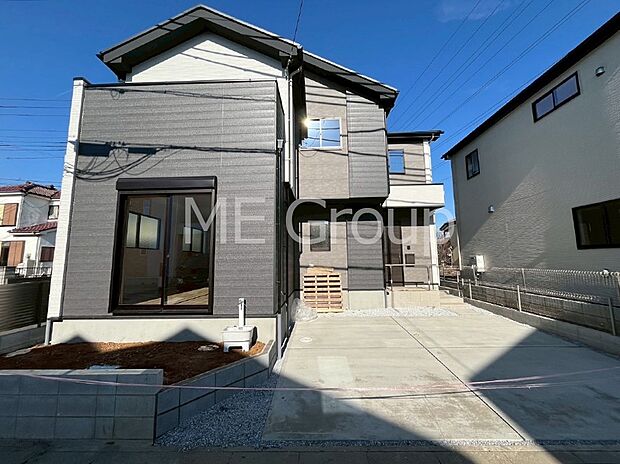 お洒落で開放感のある折り上げ天井を採用したリビング※家具はCGです