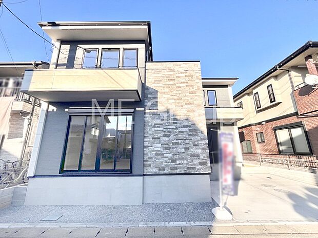 家族の和やかな会話が聞こえてきそう。開放感のあるリビングです。※家具はCGです  