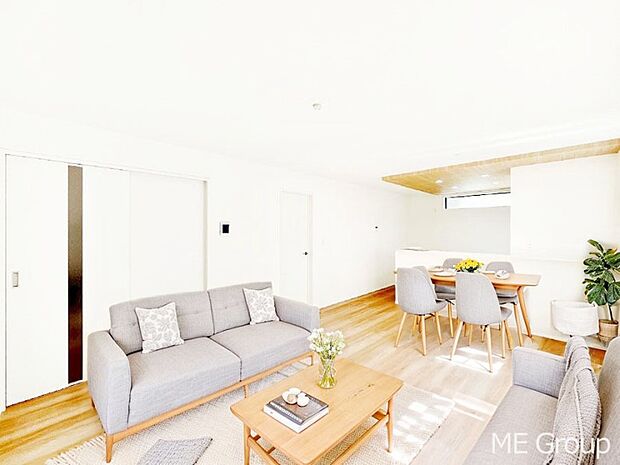 ご家族の賑やかな話し声で包まれる明るいリビング  ※家具はCGです  