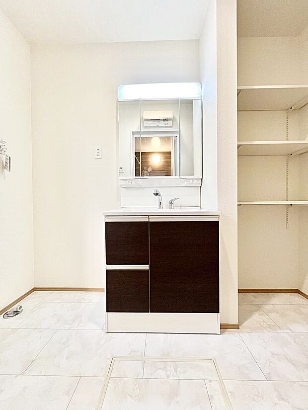 大きく見やすい三面鏡で清潔感ある洗面台は、身だしなみチェックや肌のお手入れにおすすめです。