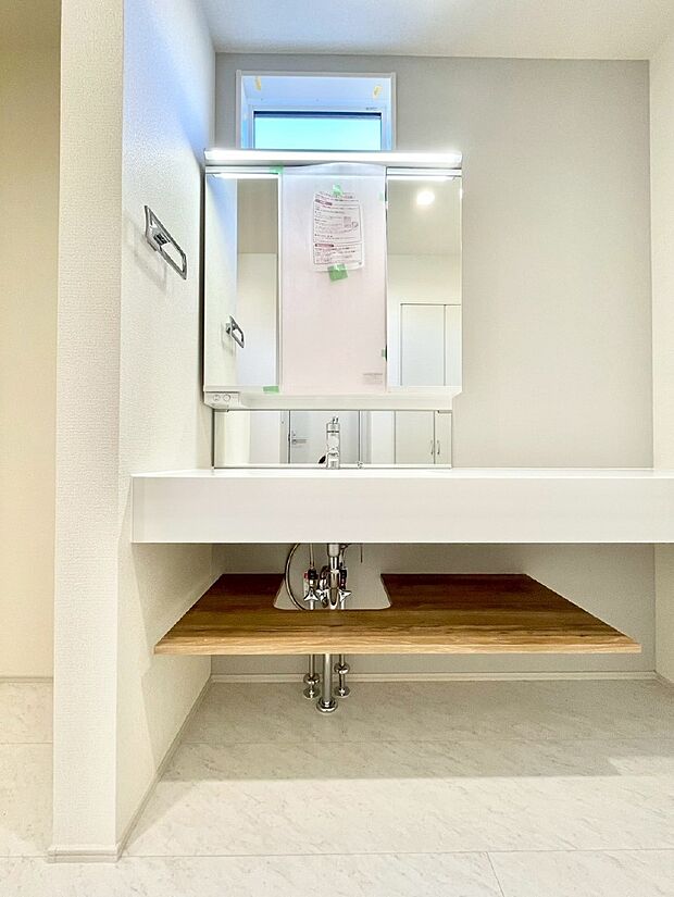 大きく見やすい三面鏡で清潔感ある洗面台は、身だしなみチェックや肌のお手入れにおすすめです。