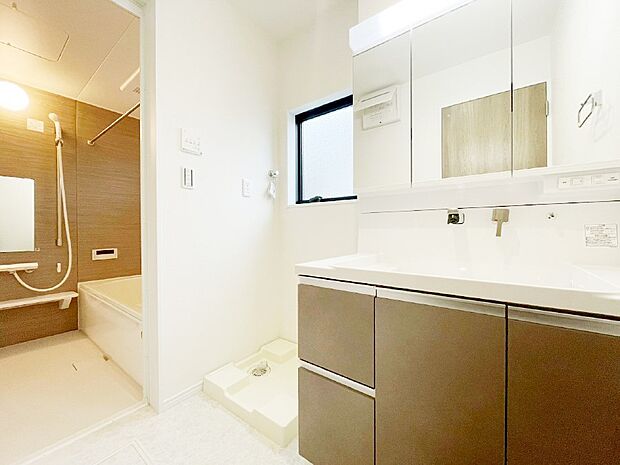 清潔感ある洗面化粧室で朝の身支度も快適