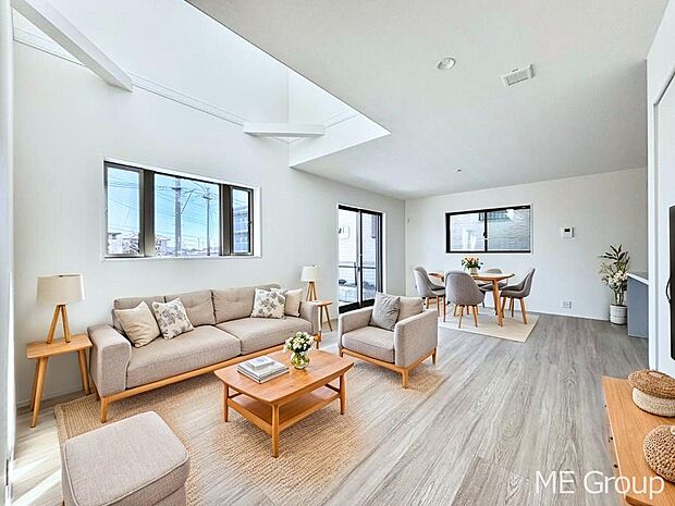 ご家族の賑やかな話し声で包まれる明るいリビング ※家具はCGです