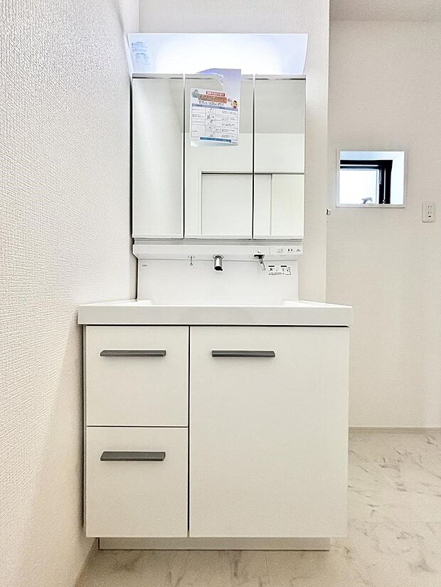 大きく見やすい三面鏡で清潔感ある洗面台は、身だしなみチェックや肌のお手入れにおすすめです。