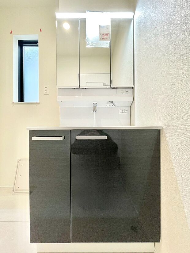 大きく見やすい三面鏡で清潔感ある洗面台は、身だしなみチェックや肌のお手入れにおすすめです。