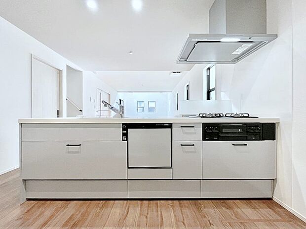 手洗いよりも衛生的で省エネにもなる食洗機標準装備♪