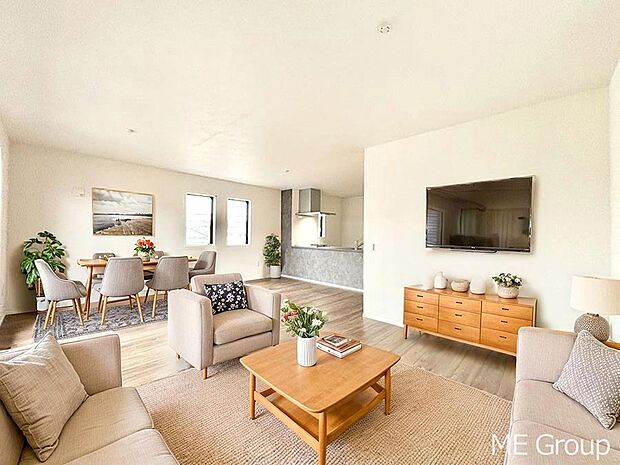 ご家族の賑やかな話し声で包まれる明るいリビング  ※家具はCGです