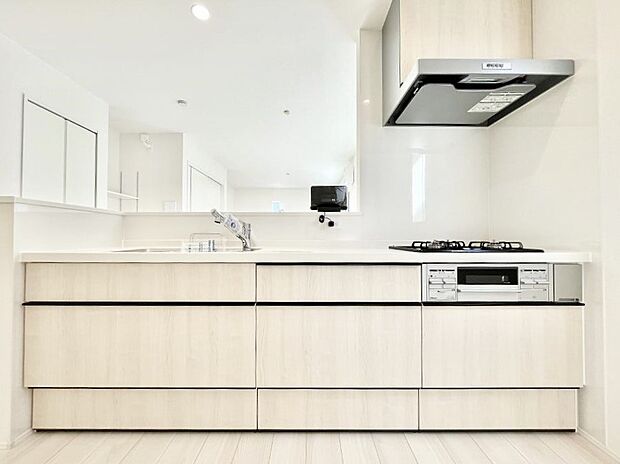 リビングを見渡せる人気のカウンターキッチン。 家族を見守りながら家事をすることができます。