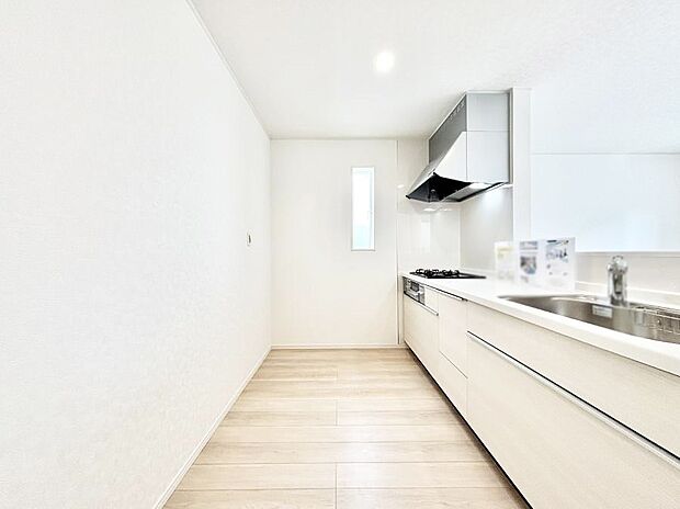 爽やかな風が通り抜けるキッチン。窓があるので明るく換気にも役立ちます。