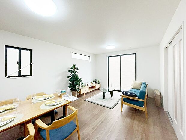 大きな窓からたっぷりの陽光と風を感じられるリビング