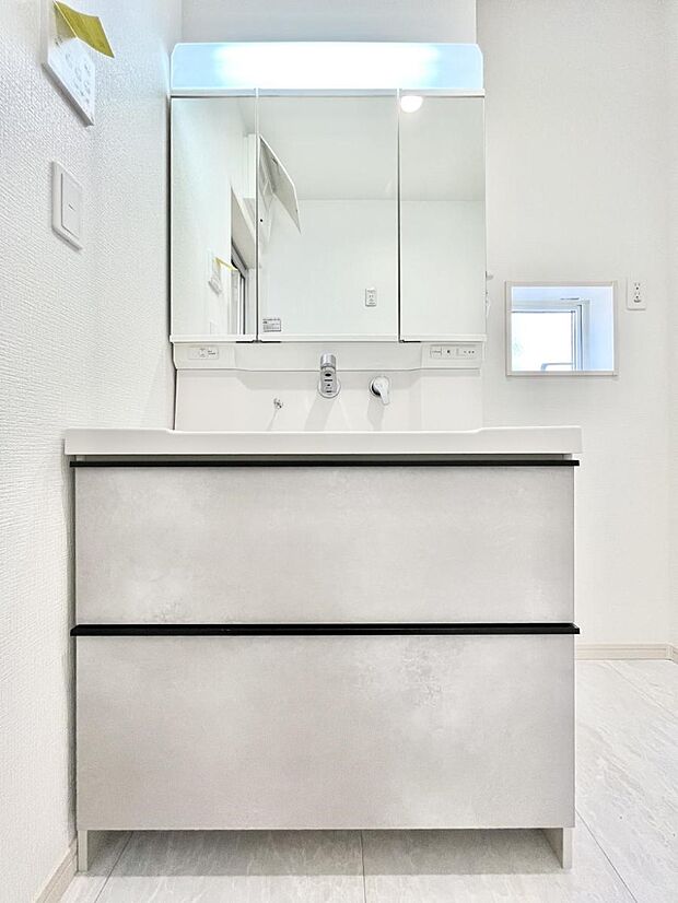 大きく見やすい三面鏡で清潔感ある洗面台は、身だしなみチェックや肌のお手入れにおすすめです。