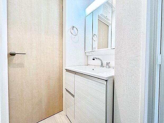 大きく見やすい三面鏡で清潔感ある洗面台は、身だしなみチェックや肌のお手入れにおすすめです。 