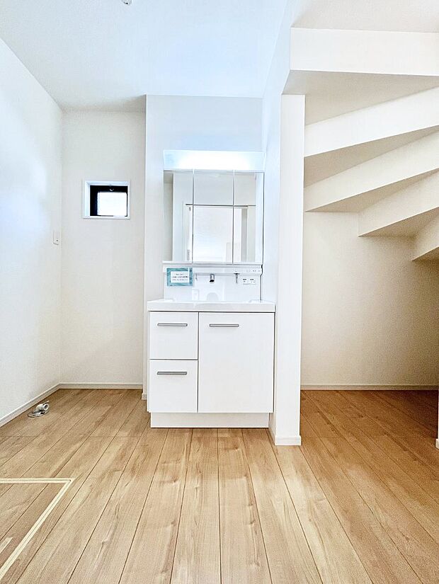 大きく見やすい三面鏡で清潔感ある洗面台は、身だしなみチェックや肌のお手入れにおすすめです。