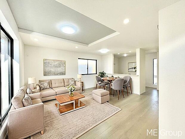 ご家族の賑やかな話し声で包まれる明るいリビング  ※家具はCGです