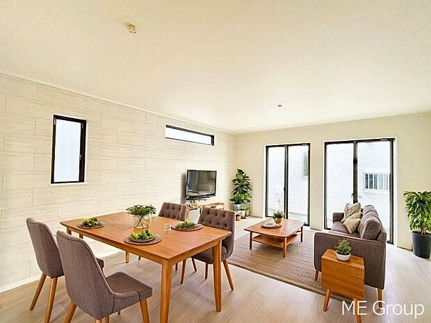 ご家族の賑やかな話し声で包まれる明るいリビング  ※家具はCGです