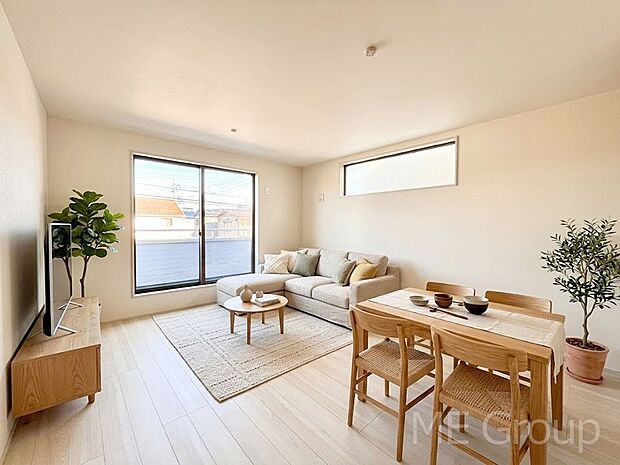 ご家族の賑やかな話し声で包まれる明るいリビング  ※家具はCGです