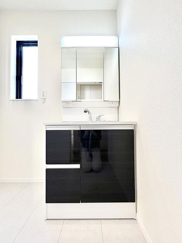 大きく見やすい三面鏡で清潔感ある洗面台は、身だしなみチェックや肌のお手入れにおすすめです。 