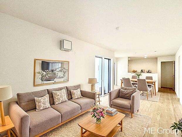 ご家族の賑やかな話し声で包まれる明るいリビング ※家具はCGです