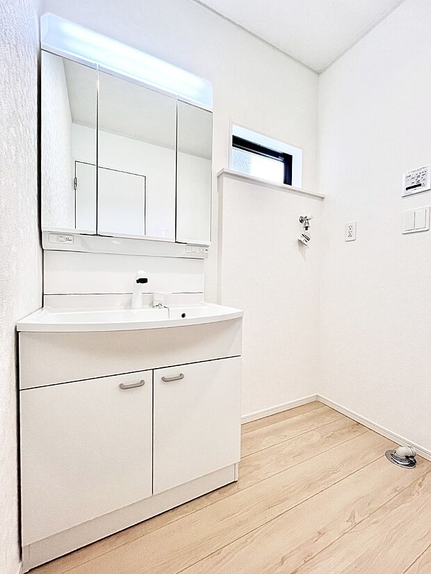 収納力と機能性に優れた洗面化粧台