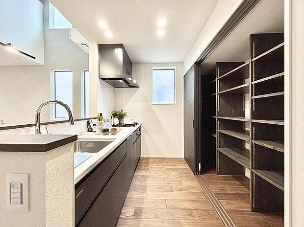 ゆとりあるキッチンではご家族と楽しくお料理ができます。