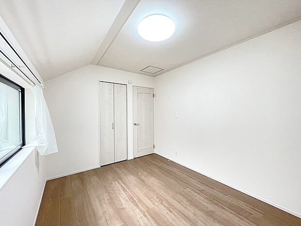 【洋室】～bedroom～　 便利な全居室収納スペース付