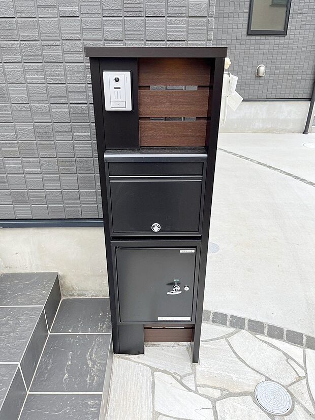 【その他現地】表札・インターホン・ポスト・宅配ＢＯＸをひとつに集約。エントランスになじむシンプルデザイン。