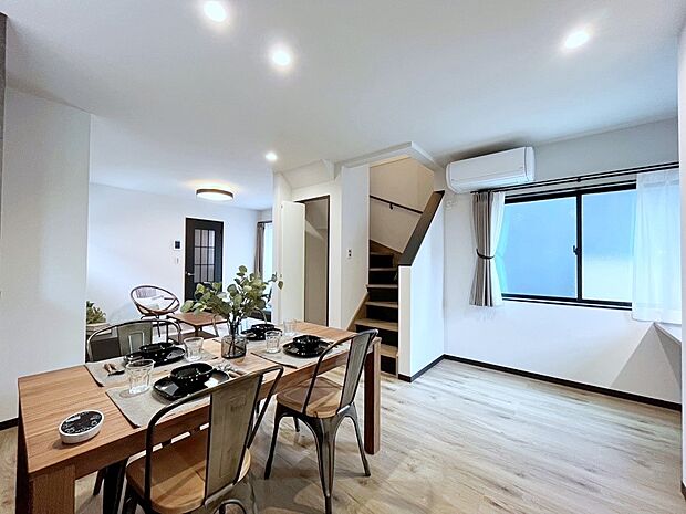 【ダイニング】「ただいま」「おかえり」家族とのコミュニケーションが深まるリビングイン階段があります。 