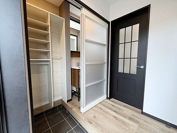 【玄関】明るい玄関はお客様をお出迎えするのにぴったりです！ 