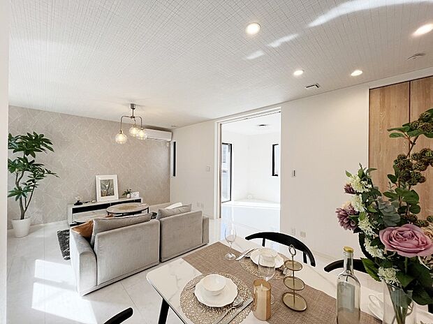 【ダイニング】ご家族の会話がはずむ、開放的なダイニング