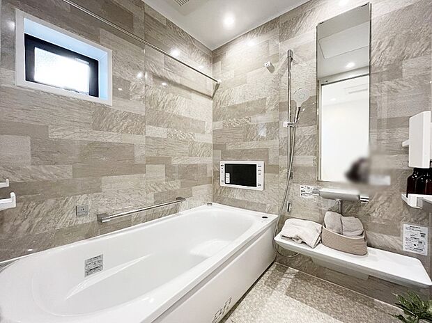 【浴室】一日の疲れを癒してくれる明るい清潔感のあるバスルーム  