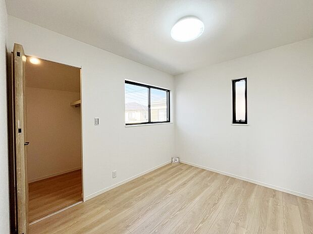 【寝室】たっぷりの収納スペースでいつでも住空間がスッキリ保てそう